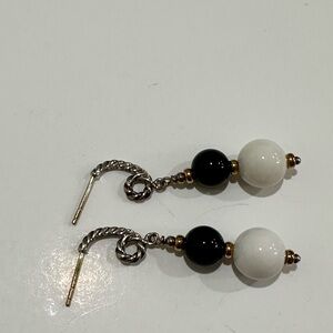 💯Authentic David Yurman, white agate and onyx earrings 750/925.